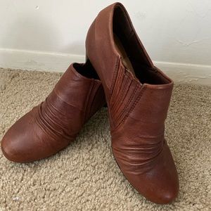 Yuu Women's bootie shoe Marsha size 9.5M Brown